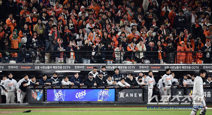  Hanwha players and Hanwha baseball fans watching LG win