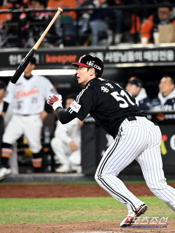  Hong Chang-ki hit a wedge with a sacrifice fly in the ninth inning