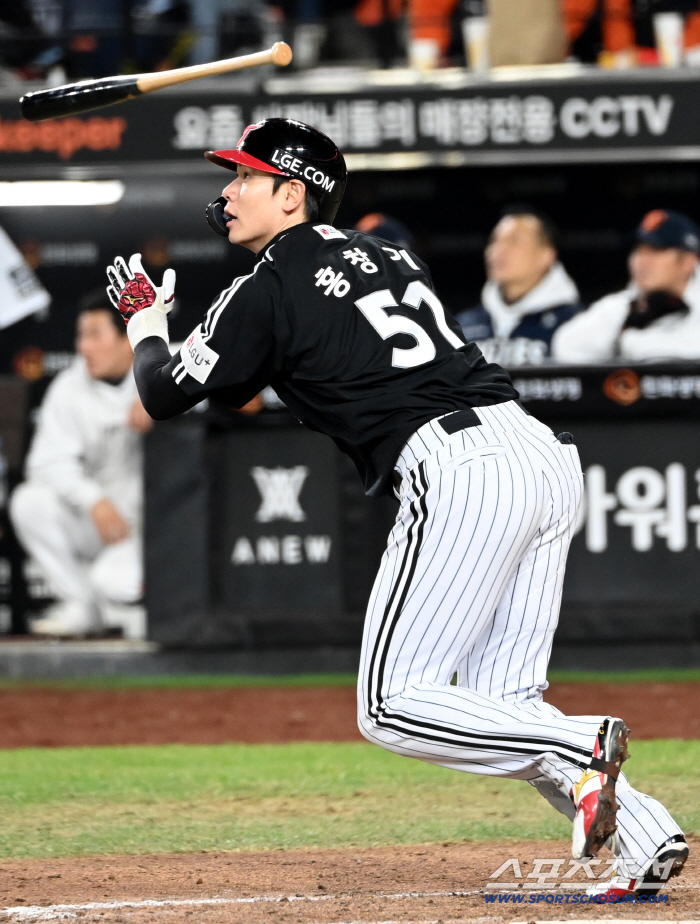  Hong Chang-ki raises a wedge