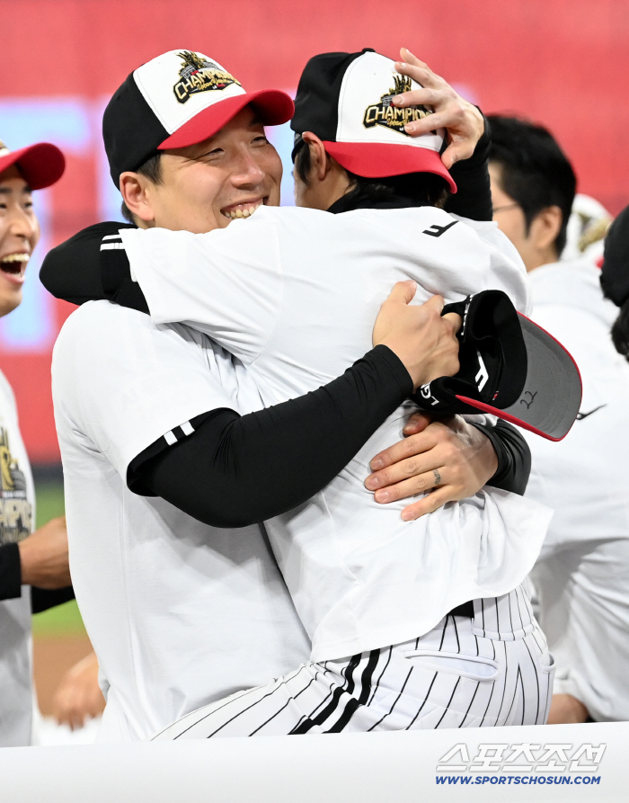  A hug between Kim Hyun-soo and Shin Min-jae