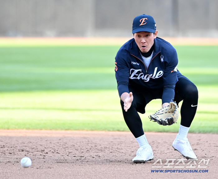  Hwang Young-mook focuses on the ground ball