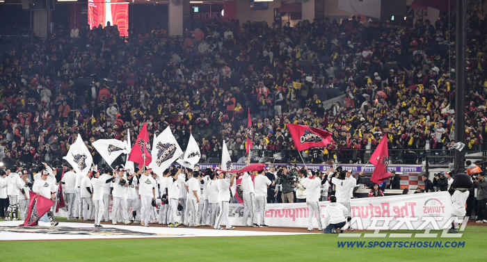  Joy of winning with LG Twins fans