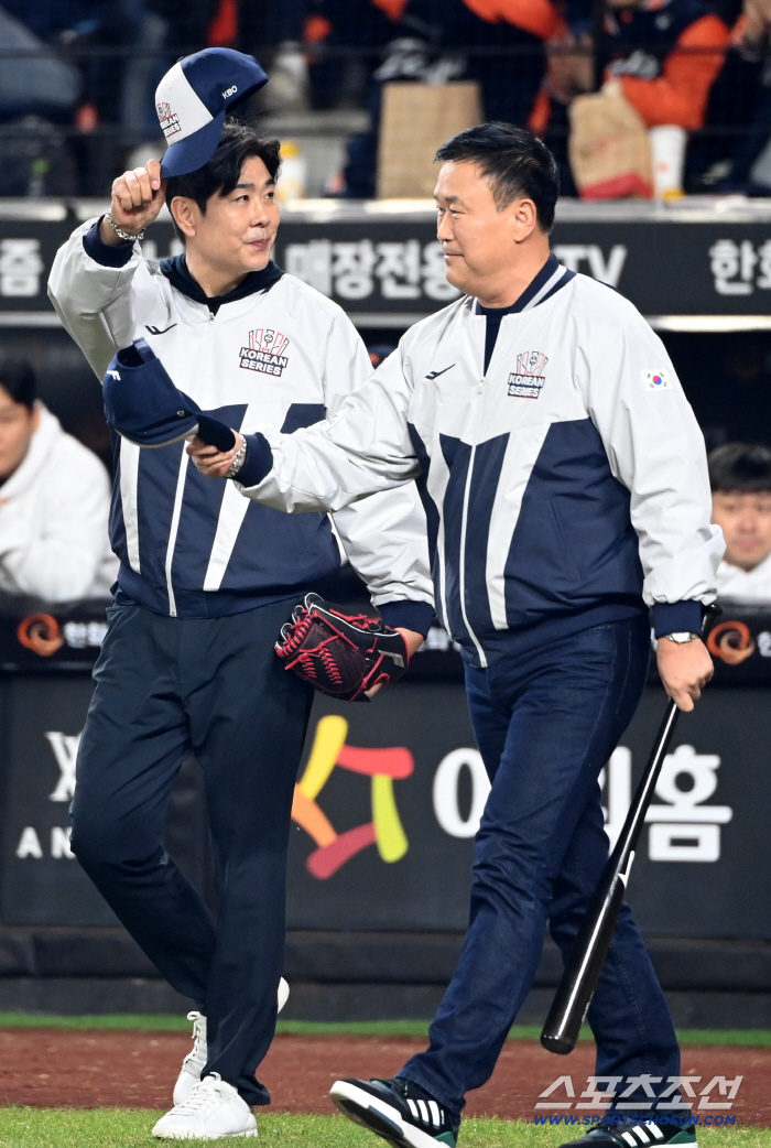  Jung Min-cheol Jang Jong-hoon, Hanwha Legend's first pitch for the Korean Series