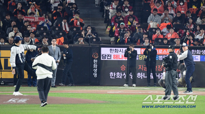  Jung Min-cheol Jang Jong-hoon threw the first pitch and hit the first pitch of Game 5 of KS