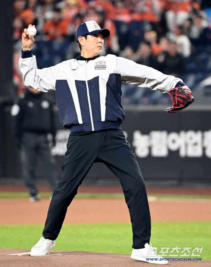  Jung Min-chul, Hanwha Legend's first pitch for the Korean Series