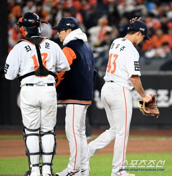 Jung Woo-joo going down the mound in the 4th inning