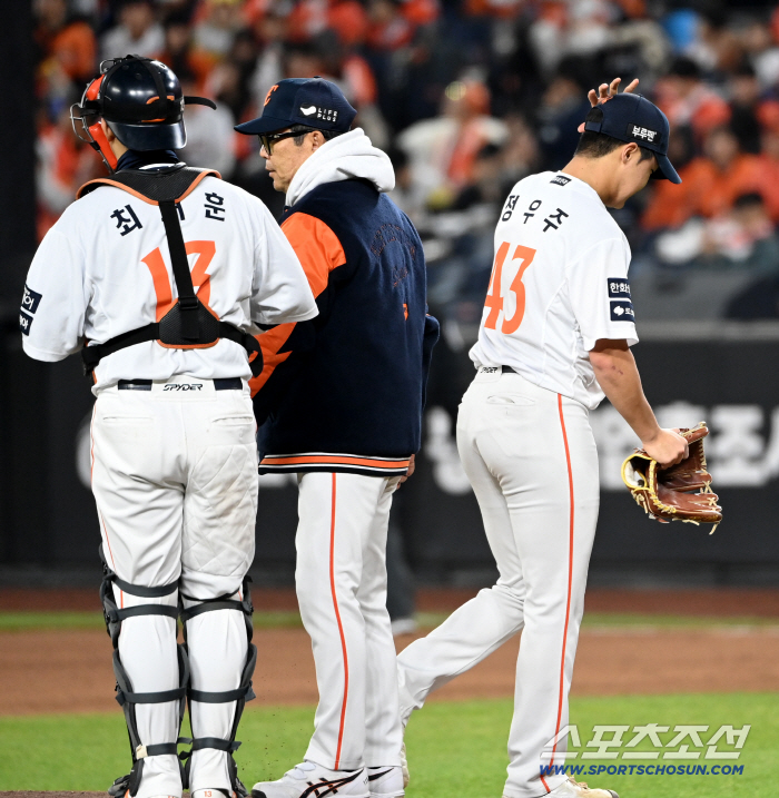  Jung Woo-joo going down the mound in the 4th inning