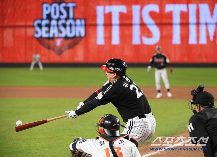  Kim Hyun-soo hits against Ryu Hyun-jin