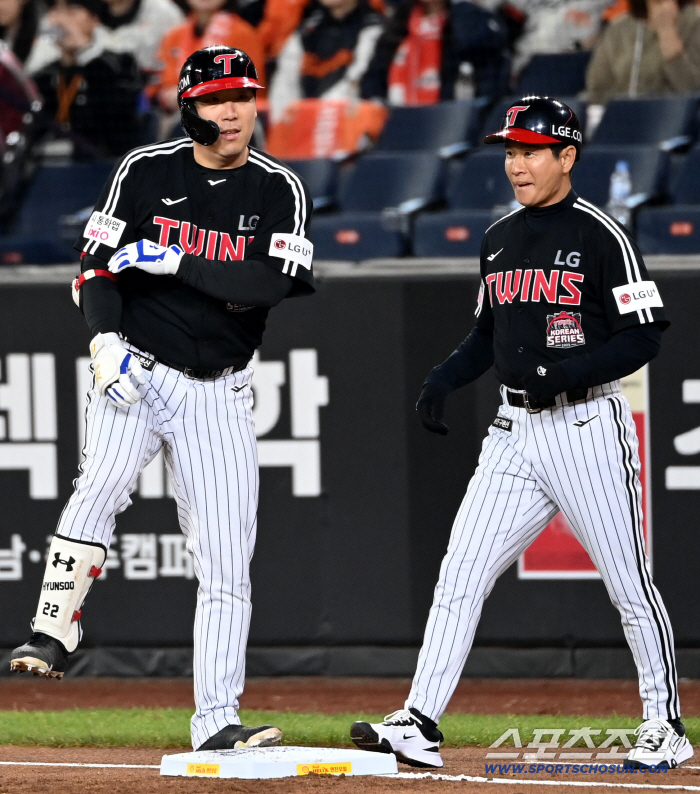  Kim Hyun-soo hits a timely RBI first!