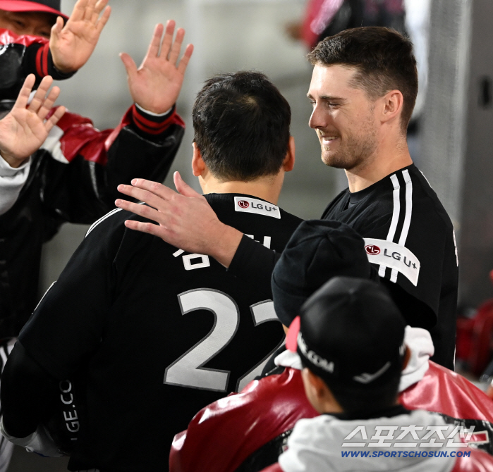  Kim Hyun-soo is welcomed by Tolhurst