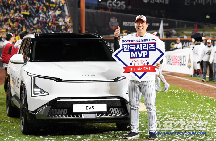  Kim Hyun-soo, MVP of the Korean Series, takes a commemorative photo in front of EV5