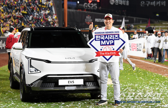  Kim Hyun-soo, MVP of the Korean Series, takes a commemorative photo in front of EV5