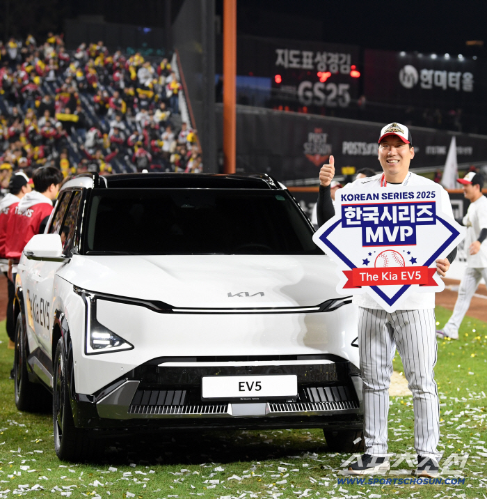  Kim Hyun-soo, MVP of the Korean Series, takes a commemorative photo in front of EV5