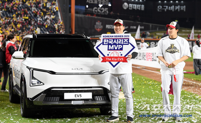  Kim Hyun-soo, MVP of the Korean Series, takes a commemorative photo in front of EV5
