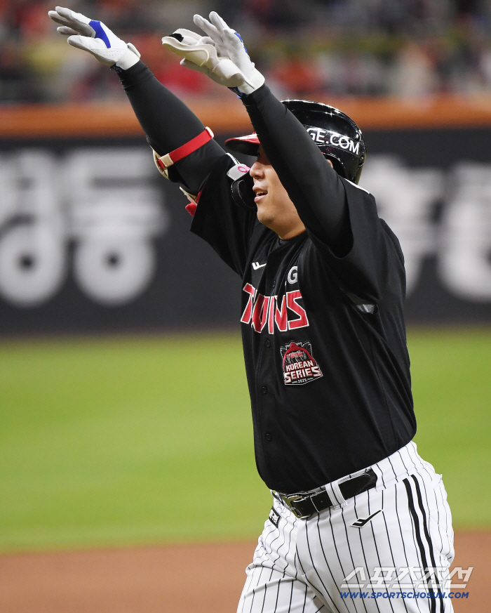  Kim Hyun-soo to be replaced as a pinch runner after a hit