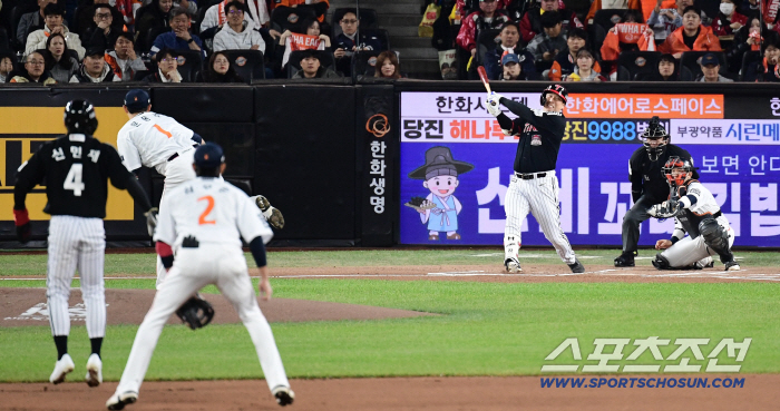  Kim Hyun-soo's timely RBI against Hanwha starter Moon Dong-ju in the first inning