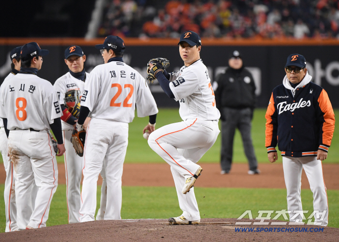  Kim Jong-soo took the mound in the top of the 5th inning