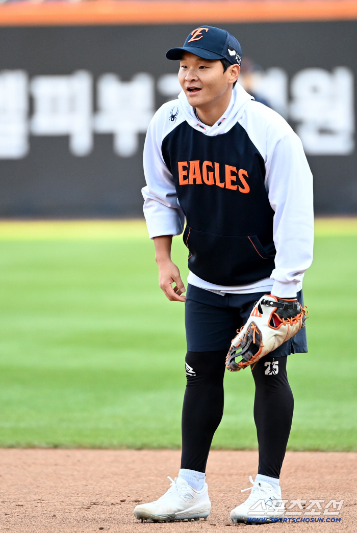  Kim Tae-yeon smiles while training to defend first base