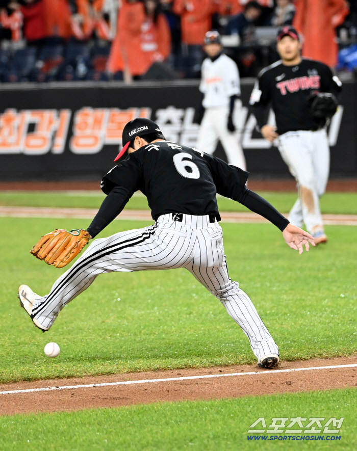  Koo Bon-hyuk avoids foul ball by Moon Hyun-bin