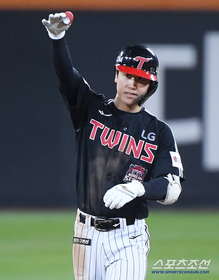  Koo Bonhyuk hit a double