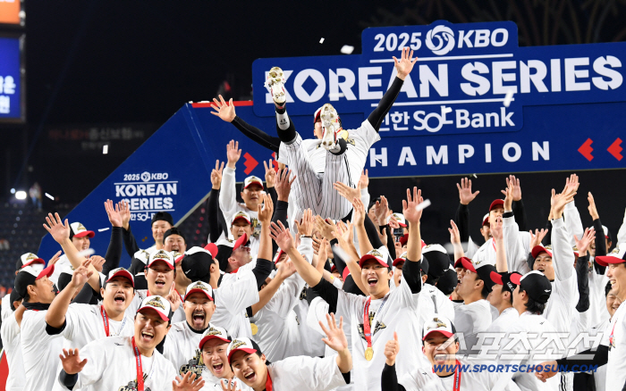  The Korean Series winner, Captain Park Hae Min, is a rinsing of joy