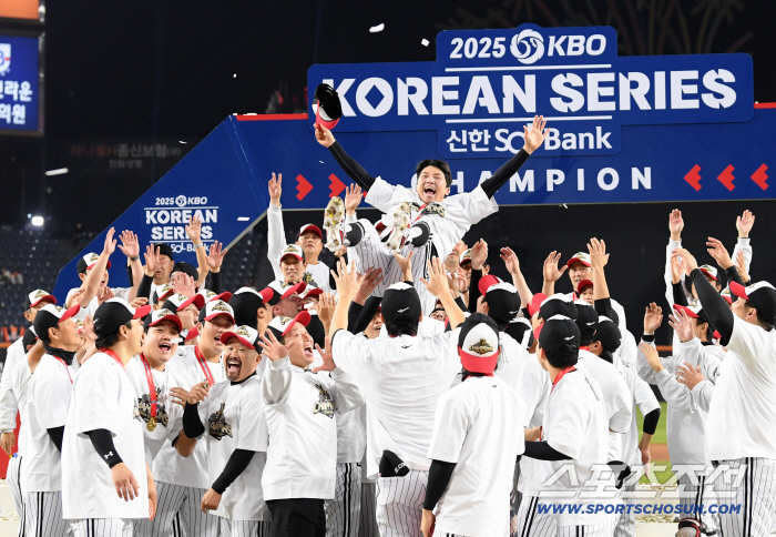  The Korean Series winner, Captain Park Hae Min, is a rinsing of joy