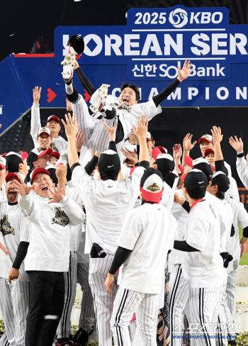 The Korean Series winner, Captain Park Hae Min, is a rinsing of joy