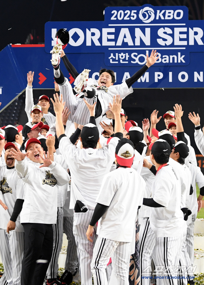  The Korean Series winner, Captain Park Hae Min, is a rinsing of joy