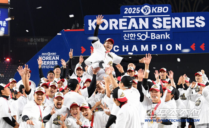  The Korean Series winner, Captain Park Hae Min, is a rinsing of joy