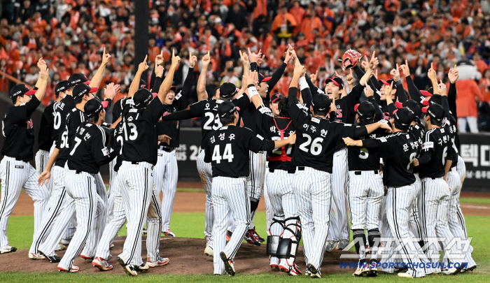  LG cheers for achieving unified championship