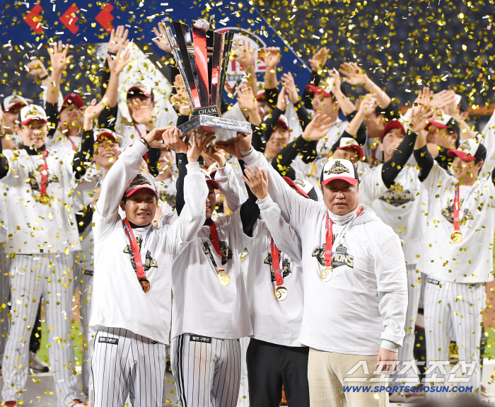  LG holds up the champion's trophy