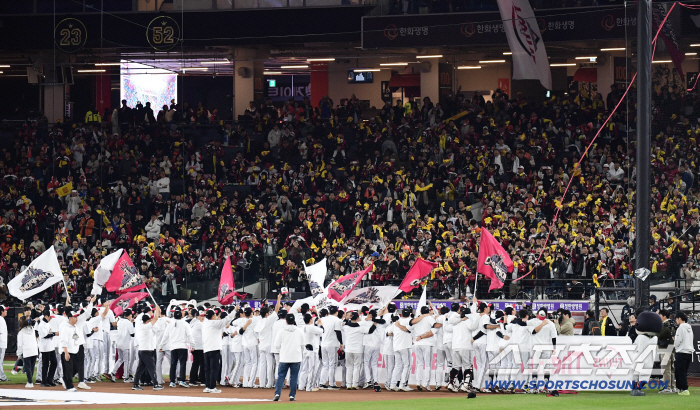  LG players are sharing the joy of winning with their fans