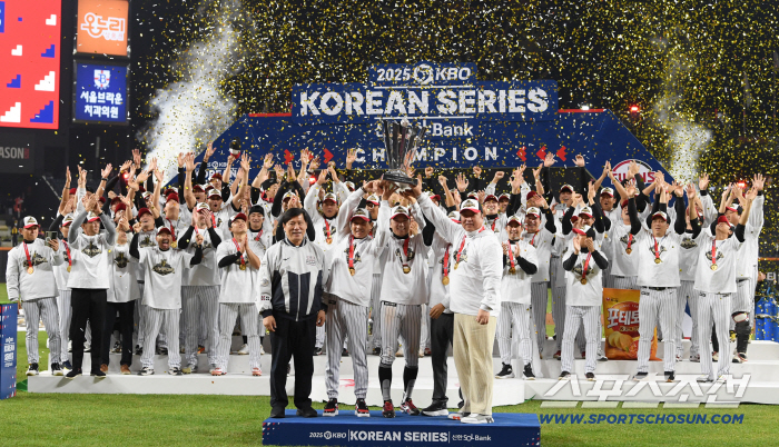  LG Twins' championship trophy