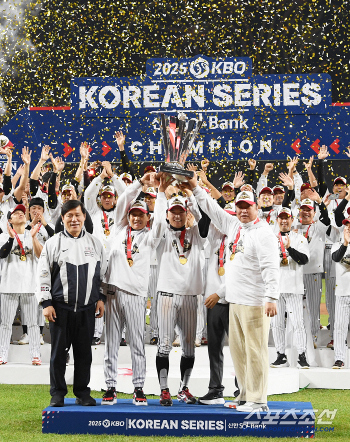  LG Twins' championship trophy