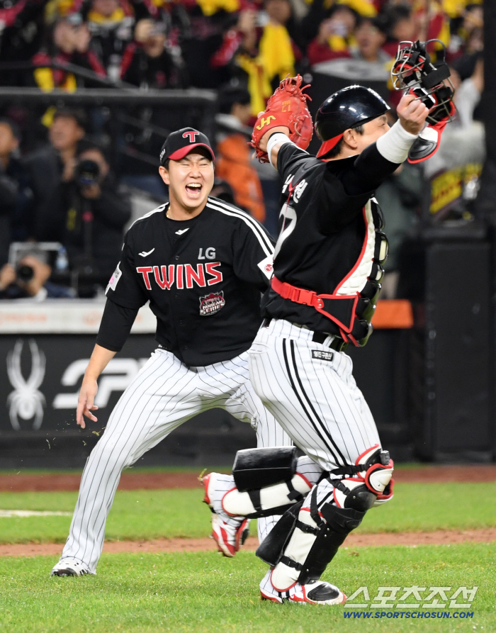  LG Twins Park Dong-won Yoo Young-chan achieved an integrated victory