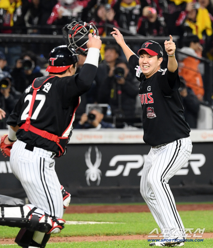  LG Twins Park Dong-won Yoo Young-chan achieved an integrated victory
