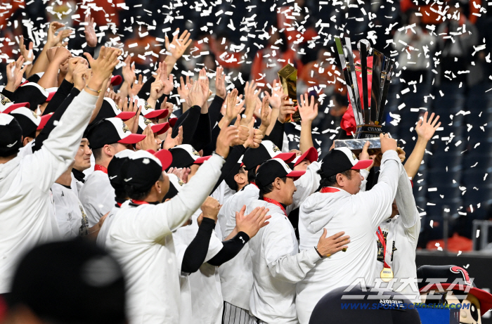  The LG Twins, who won the combined championship, elevate the Korean Series trophy!