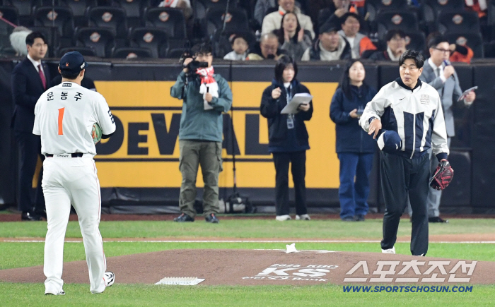  A message of support to Jung Min-cheol and Moon Dong-joo, who threw the first pitch for Game 5
