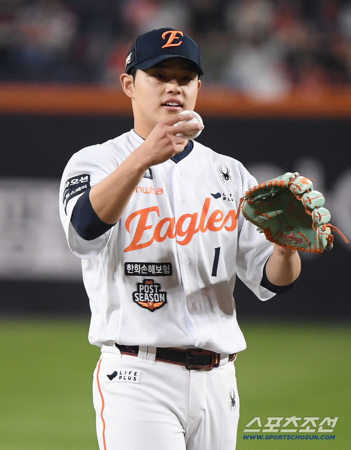  Moon Dong-ju demanding a replacement of the ball