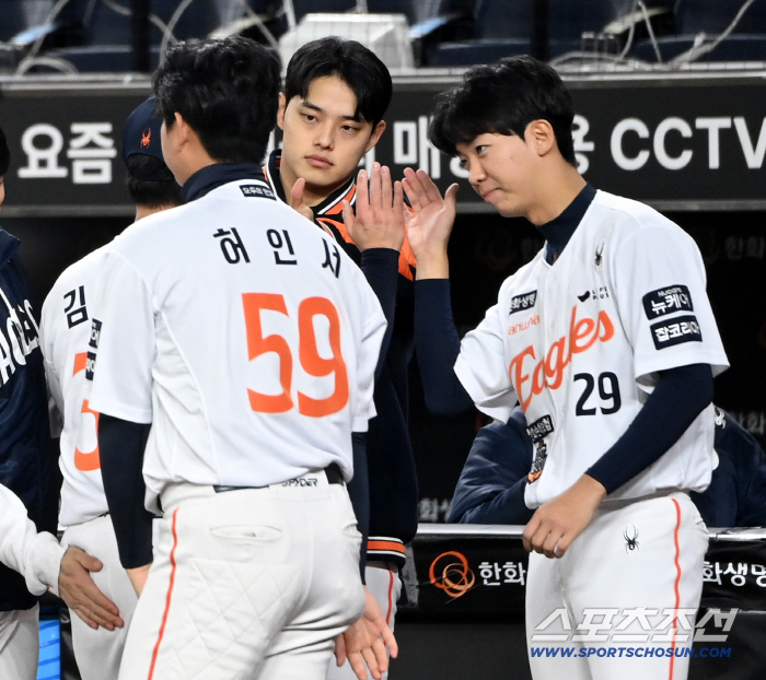  Moon Dong-ju Hwang Jun-seo greets Kim Jong-soo with no runs