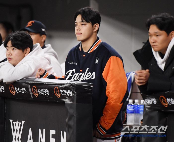  Moon Dongjoo watching the game from the bench