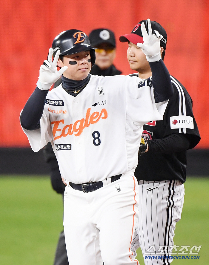  Noh Si-hwan hits the leadoff hitter in the second inning