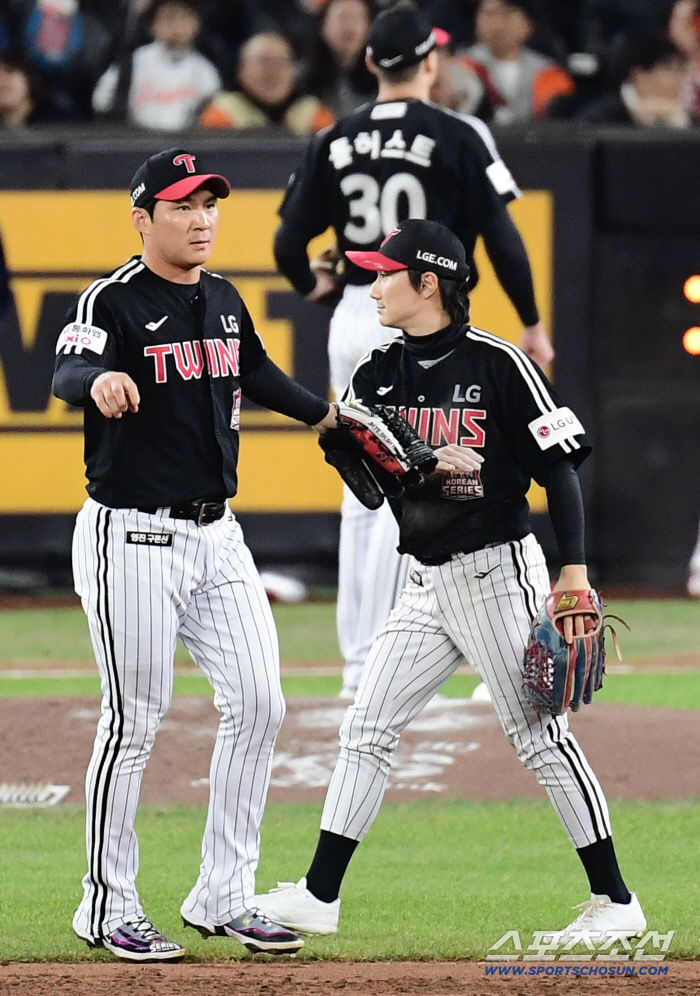  Oh Jihwan, Shin Minjae, play a double play