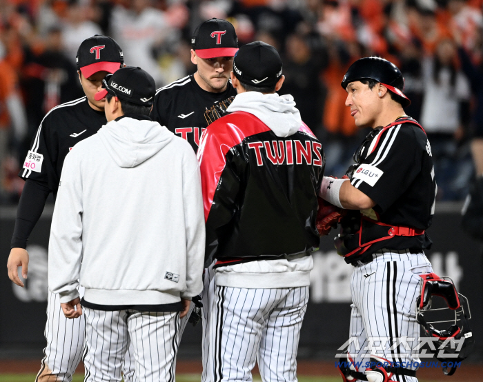  Pitcher coach Kim Kwang-sam called up the infield at the risk of the bases loaded