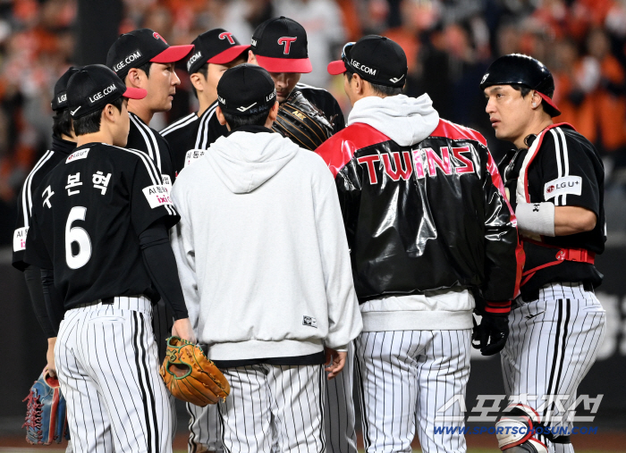  Pitcher coach Kim Kwang-sam holds an emergency meeting with the bases loaded