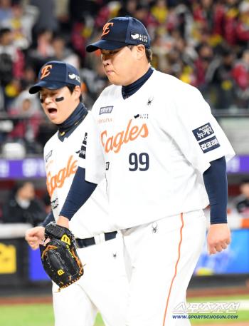 Roh Si-hwan roars out Ryu Hyun-jin in the eighth inning
