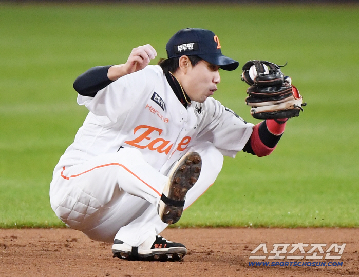  Shim Woo-joon catches the ball