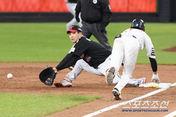  Shim Woo-joon slid to first base, but out