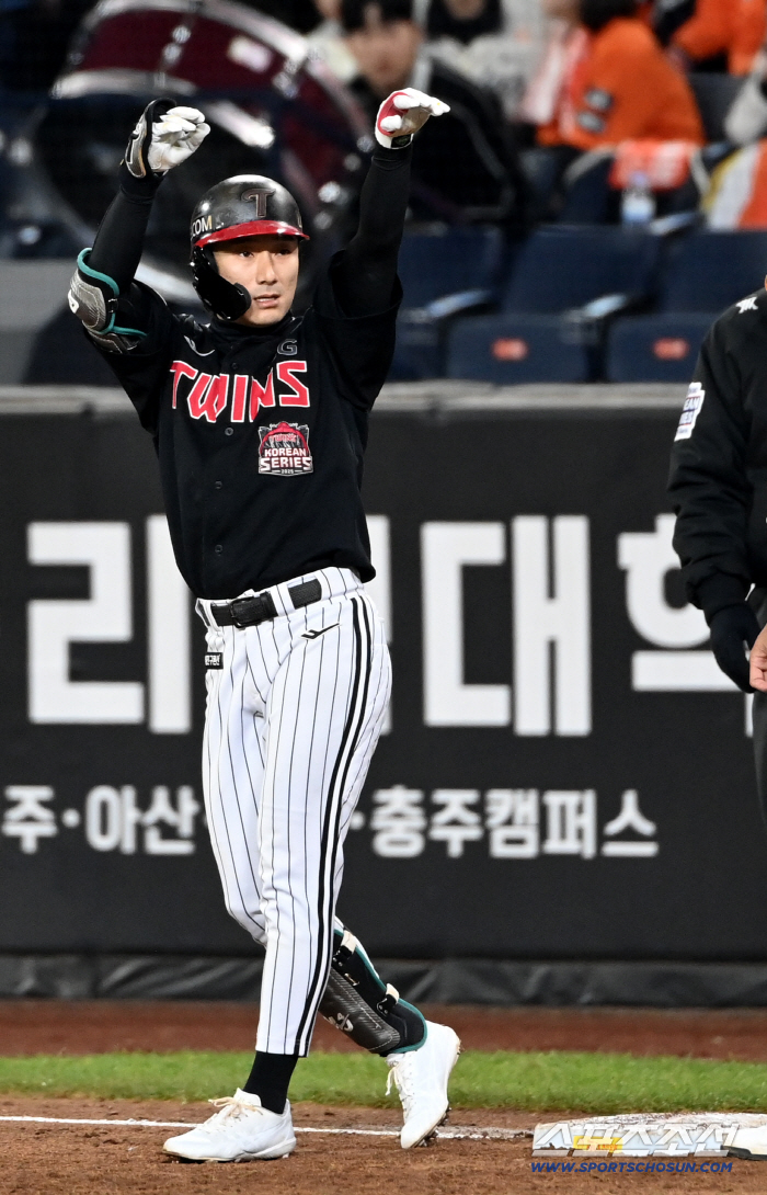  Shin Min-jae hits a double