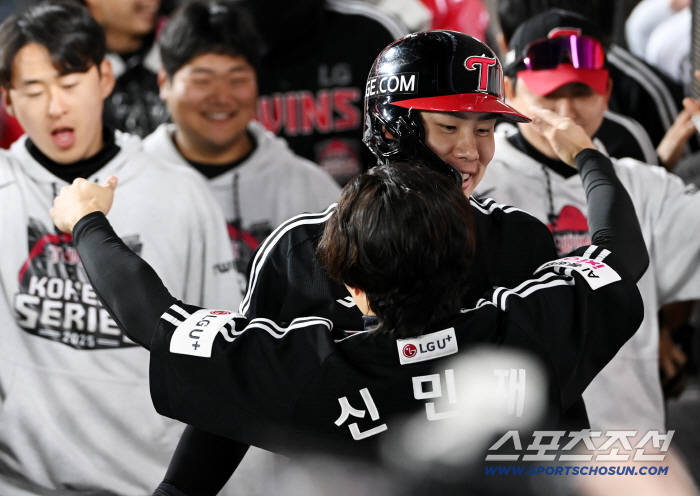  Shin Minjae hugs Hong Chang-ki, scoring!